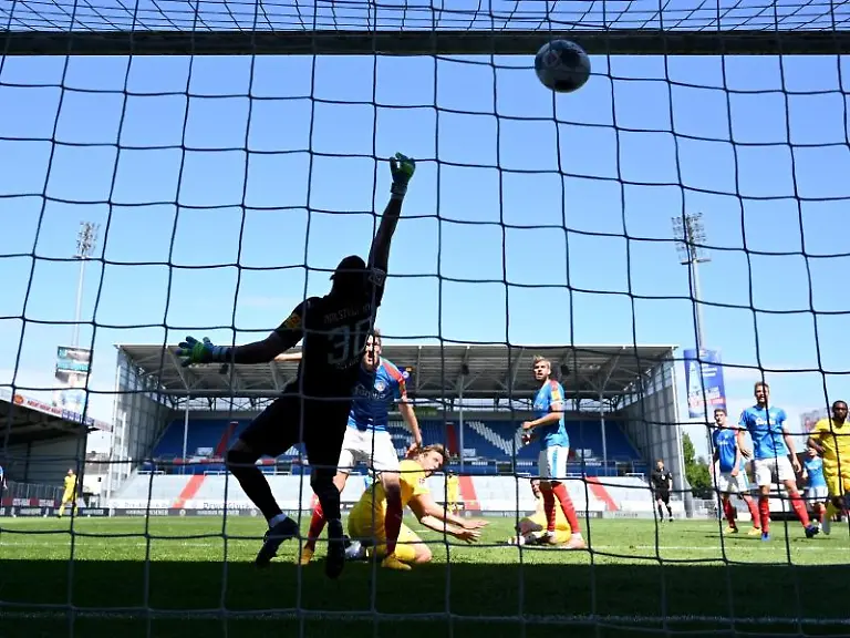 Sven-Schipplock-von-Bielefeld-koepft-das-zweite-Tor-seiner-Mannschaft