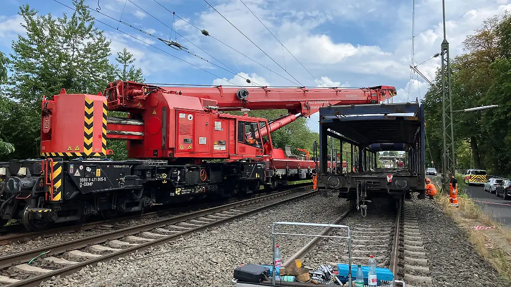 Ein-Zug-mit-Netz-Notfalltechnik-war-am-Tag-nach-dem-Vorfall-im-Einsatz
