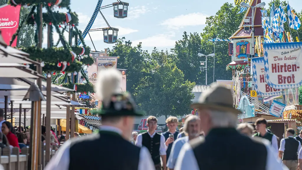 Das-Gaeubodenvolksfest-in-Straubing-gilt-als-das-zweitgroesste-Volksfest-in-Bayern-nach-dem-Oktoberfest