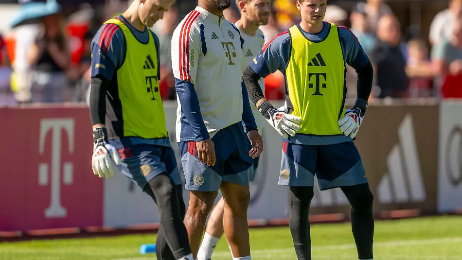 28-07-2026-Fussball-Bundesliga-2026-2027-Trainingslager-FC-Bayern-Muenchen-in-Rottach-Egern-am-Tegernsee-Bayern-v-li-Torwart-Manuel-Neuer-FC-Bayern-Muenchen-Trainer-Vincent-Kompany-FC-Bayern-Muenchen-Torwart-Jonas-Urbig-FC-Bayern-Muenchen
