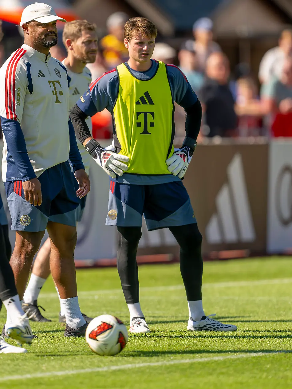 28-07-2026-Fussball-Bundesliga-2026-2027-Trainingslager-FC-Bayern-Muenchen-in-Rottach-Egern-am-Tegernsee-Bayern-v-li-Torwart-Manuel-Neuer-FC-Bayern-Muenchen-Trainer-Vincent-Kompany-FC-Bayern-Muenchen-Torwart-Jonas-Urbig-FC-Bayern-Muenchen