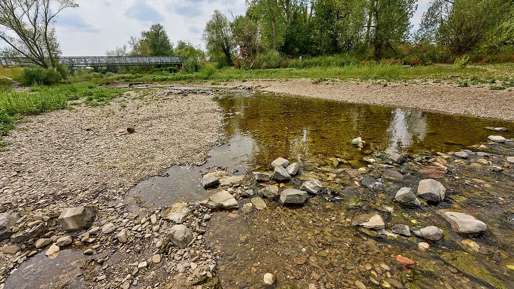 Anhaltende-Hitze-und-Trockenheit-haben-den-Pegel-des-Flusses-deutlich-sinken-lassen-sodass-die-Ahr-nur-noch-als-schmales-Rinnsal-in-den-Rhein-fliesst