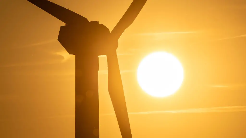 Windrad-in-der-Abendsonne-kurz-vor-Sonnenuntergang-Abendrot-faerbt-den-Himmel-ueber-Westfalen-erneuerbare-Energien-Ense-Juli-2026-Deutschland-Ense-Juli-2026-Windrad-in-der-Abendsonne-kurz-vor-Sonnenuntergang-die-Sonne-faerbt-den-Himmel-goldgelb-erneuerbare-Energien-Windpark-Windkraft-Solarenergie-Windenergie-Windenergieanlage-Kreis-Soest-Sommer-Wetter-Nordrhein-Westfalen-Wind-turbine-in-the-evening-sun-just-before-sunset-the-evening-glow-colors-the-sky-over-Westphalia-renewable-energy-Ense-July-2026-Germany-Ense-July-2026-wind-turbine-in-the-evening-sun-just-before-sunset-the-sun-turns-the-sky-golden-yellow-renewable-energy-wind-farm-wind-power-solar-energy-wind-energy-wind-turbine-Soest-District