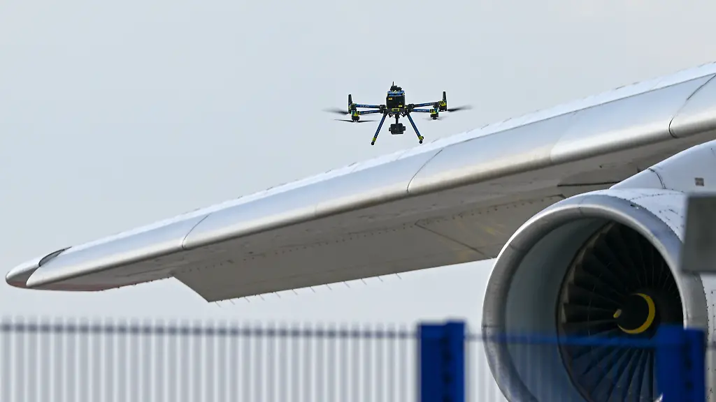Nach-dem-naechtlichen-Drohnen-Vorfall-am-Flughafen-Leipzig-Halle-haben-Spezialisten-der-Bundespolizei-eine-Drohne-mit-einer-Sprengvorrichtung-entschaerft-Nach-dem-naechtlichen-Drohnen-Vorfall-am-Flughafen-Leipzig-Halle-haben-Spezialisten-der-Bundespolizei-eine-Sprengvorrichtung-entschaerft