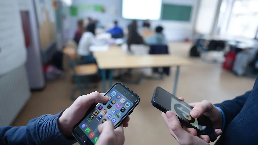 Die-neuen-Handy-Regen-gelten-bis-Schuelerinnen-und-Schueler-bis-einschliesslich-Klasse-10