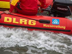 ARCHIV 26 08 2022 Mecklenburg Vorpommern Goehren Rettungsschwimmer Des DLRG Holen Zur Demonstration Eine In Not Geratene Schwimmerin Aus Dem Wasser