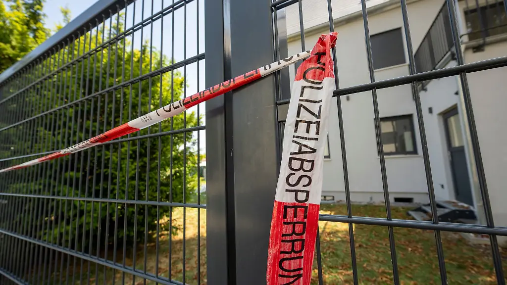 Das-Fluechtlingsheim-wurde-geschlossen-und-von-der-Polizei-abgesperrt