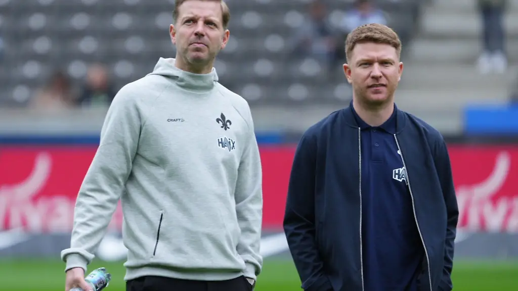 Trainer-Florian-Kohfeldt-l-und-Sport-Geschaeftsfuehrer-Paul-Fernie-r-wollen-Geduld-mit-den-neuen-Lilien-haben