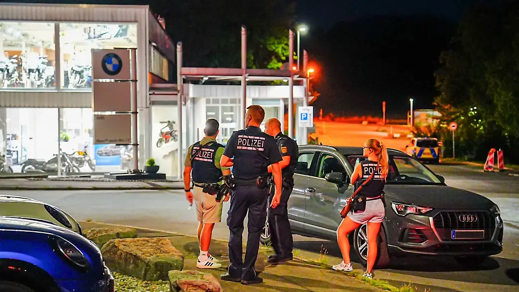 Die-Polizei-prueft-nach-Schuessen-auf-ein-Auto-ob-es-sich-um-einen-Hinterhalt-gehandelt-haben-koennte