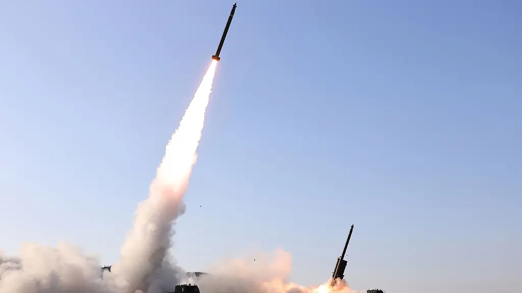 Die-von-der-staatlichen-nordkoreanischen-Nachrichtenagentur-KCNA-am-27-01-2026-zur-Verfuegung-gestellte-Aufnahme-zeigt-nach-Angaben-von-KCNA-den-Test-von-ballistischen-Raketen-an-einem-nicht-genannten-Ort-Unabhaengige-Journalisten-hatten-keinen-Zugang-zu-dem-Ereignis-das-auf-diesem-von-der-nordkoreanischen-Regierung-verbreiteten-Bild-zu-sehen-ist-Der-Inhalt-dieses-Bildes-ist-so-wie-er-zur-Verfuegung-gestellt-wurde-und-kann-nicht-unabhaengig-ueberprueft-werden-Das-Wasserzeichen-in-koreanischer-Sprache-auf-dem-Bild-lautet-wie-von-der-Quelle-angegeben-KCNA-ist-die-Abkuerzung-fuer-Korean-Central-News-Agency