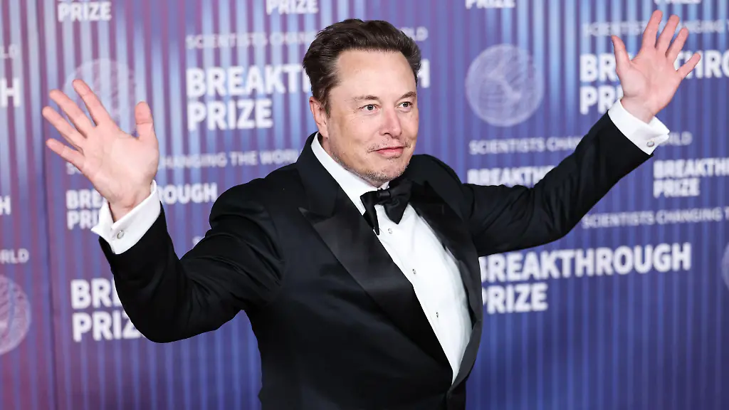 FILE-Elon-Musk-Becomes-World-s-First-Trillionaire-After-SpaceX-Goes-Public-on-June-12-2026-MIRACLE-MILE-LOS-ANGELES-CALIFORNIA-USA-APRIL-13-Chief-Executive-Officer-CEO-and-product-architect-of-Tesla-Inc-Founder-CEO-and-chief-engineer-of-SpaceX-Owner-Chief-Technology-Officer-CTO-and-executive-chairman-of-X-Corp-formerly-Twitter-Elon-Reeve-Musk-arrives-at-the-10th-Annual-Breakthrough-Prize-Ceremony-held-at-the-Academy-Museum-of-Motion-Pictures-on-April-13-2024-in-Miracle-Mile-Los-Angeles-California-United-States