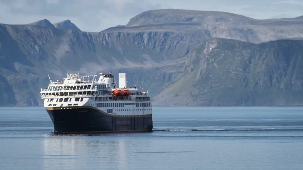 Das-Schiff-Havila-Polaris-der-Reederei-Havila-Kystruten-faehrt-aus-dem-Fjord-kommend-in-Richtung-des-Hafens-von-Hammerfest-Das-mit-Erdgas-betriebene-Schiff-ist-seit-dem-18-August-2023-auf-der-Hurtigruten-im-Einsatz