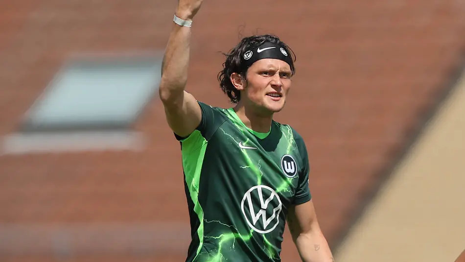 11-07-2026-xtgx-Fussball-Testspiel-FSV-Schoeningen-VfL-Wolfsburg-emspor-v-l-Fabian-Reese-Wolfsburg-11-gibt-Anweisungen-gestikuliert-mit-den-Armen-gesticulate-gives-instructions-DFL-DFB-REGULATIONS-PROHIBIT-ANY-USE-OF-PHOTOGRAPHS-as-IMAGE-SEQUENCES-and-or-QUASI-VIDEO-Schoeningen-July-11-2026-xtgx-soccer-friendly-match-FSV-Schoeningen-vs