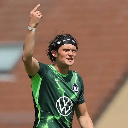 11-07-2026-xtgx-Fussball-Testspiel-FSV-Schoeningen-VfL-Wolfsburg-emspor-v-l-Fabian-Reese-Wolfsburg-11-gibt-Anweisungen-gestikuliert-mit-den-Armen-gesticulate-gives-instructions-DFL-DFB-REGULATIONS-PROHIBIT-ANY-USE-OF-PHOTOGRAPHS-as-IMAGE-SEQUENCES-and-or-QUASI-VIDEO-Schoeningen-July-11-2026-xtgx-soccer-friendly-match-FSV-Schoeningen-vs
