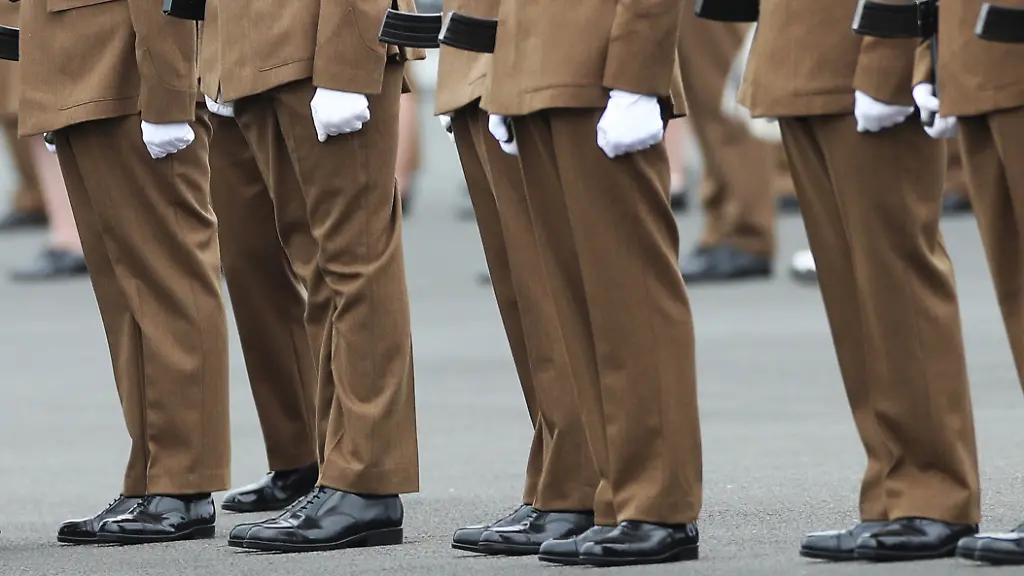 ARCHIV-10-09-2020-Grossbritannien-Harrogate-Abschlussparade-der-Junior-Soldaten-am-Army-Foundation-College-AFC-Die-Militaerschule-ist-die-einzige-Ausbildungsstaette-der-britischen-Armee-fuer-Rekruten-unter-18-Jahren