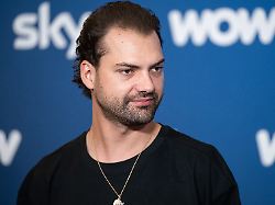Jimi Blue Ochsenknecht Posiert Bei Einer Praesentation Neuer Produktionen Von Sky Auf Dem Roten Teppich Zu Dpa Die Familie O