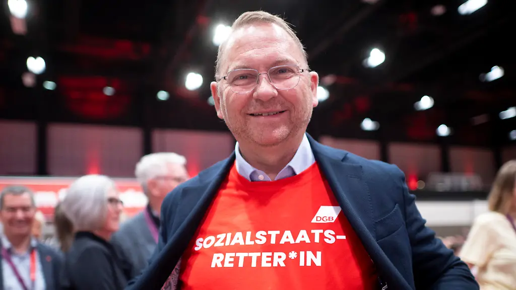 DEU-Deutschland-Germany-Berlin-12-05-2026-Frank-Werneke-Vorsitzender-der-Vereinten-Dienstleistungsgewerkschaft-ver-di-verdi-mit-t-shirt-Sozialstaatsretter-auf-dem-23-Ordentlichen-Bundeskongress-Deutscher-Gewerkschaftsbund-DGB-unter-dem-Motto-Staerker-mit-uns-in-Berlin-Deutschland-en-Frank-Werneke-Chairman-of-the-United-Services-Union-ver-di-Wearing-a-Social-State-Savior-Sozialstaatsretter-T-shirt-at-the-23rd-Ordinary-Federal-Congress-of-the-German-Trade-Union-Confederation-DGB-held-under-the-motto-Stronger-with-Us-in-Berlin-Germany