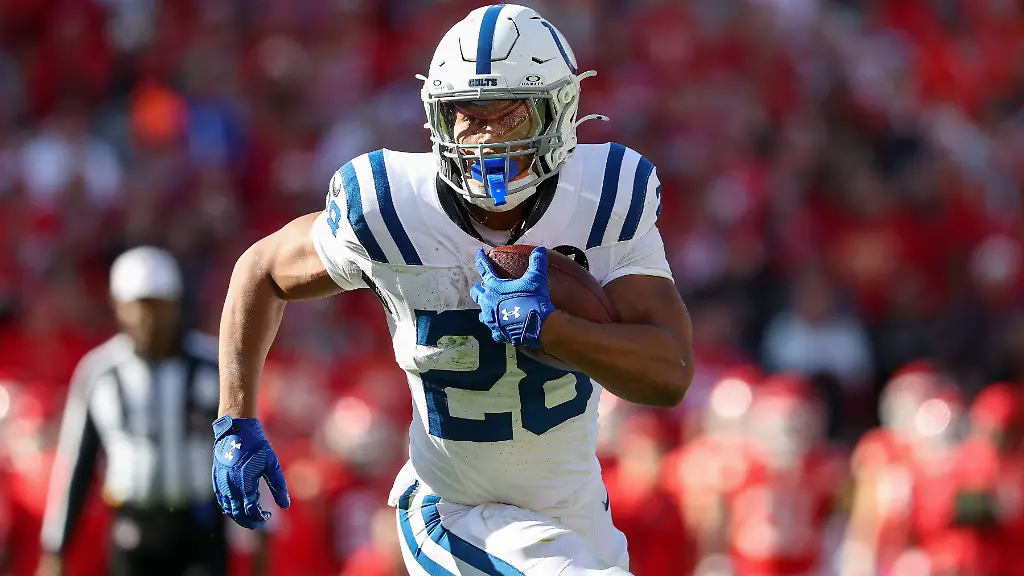 November-23-2025-Indianapolis-Colts-running-back-Jonathan-Taylor-28-runs-the-ball-during-an-NFL-American-Football-Herren-USA-football-game-against-the-Kansas-City-Chiefs-at-GEHA-Field-at-Arrowhead-Stadium-in-Kansas-City-MO