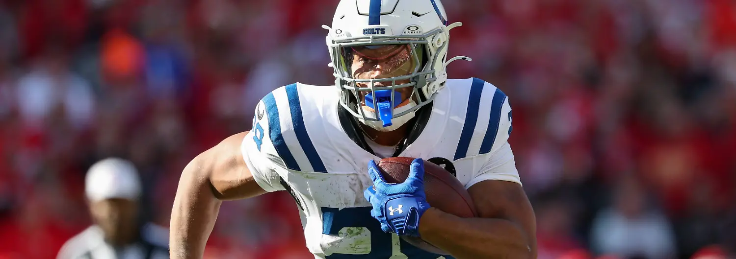 November-23-2025-Indianapolis-Colts-running-back-Jonathan-Taylor-28-runs-the-ball-during-an-NFL-American-Football-Herren-USA-football-game-against-the-Kansas-City-Chiefs-at-GEHA-Field-at-Arrowhead-Stadium-in-Kansas-City-MO