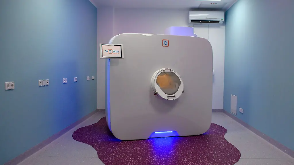 Ein-Magnetresonanztomographie-System-MRT-fuer-Kleinkinder-und-Babys-steht-in-einem-Raum-des-Universitaetsklinikums-Magdeburg