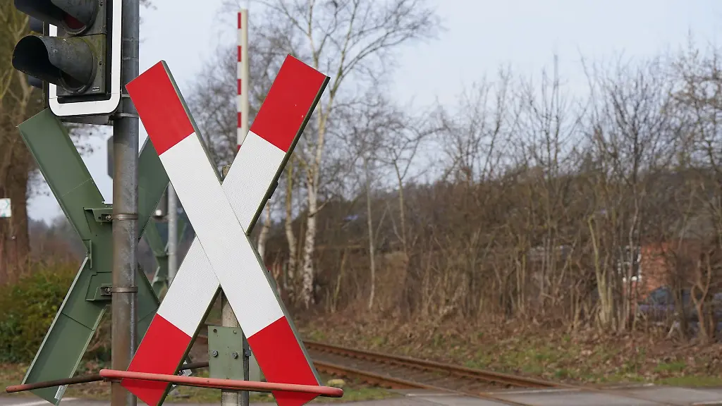 An-einem-unbeschraenkten-Bahnuebergang-geschah-der-Unfall