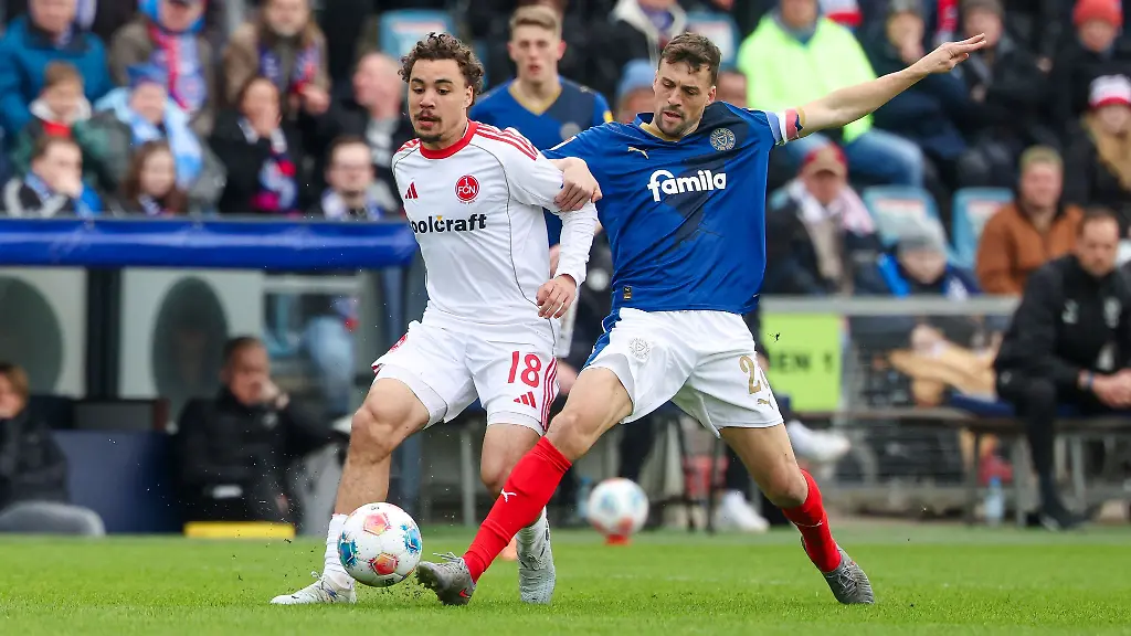 Trug-schon-in-der-vergangenen-Rueckrunde-einige-Male-die-Kapitaensbinde-von-Holstein-Kiel-Jonas-Meffert-r