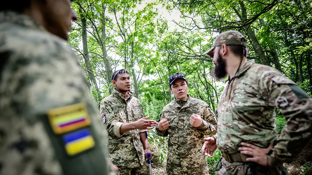 Kolumbianische-Soeldner-NUR-FUeR-REDAKTIONELLE-ZWECKE-EDITORIAL-USE-ONLY-Besuch-bei-kolumbianischen-Soeldnern-in-der-ukrainischen-Armee-am-Dienstag-18-Juni-202i-in-der-Region-Dnipro-Rund-10-000-kolumbianische-Soldaten-sollen-in-der-ukrainischen-Armee-kaempfen-Ukraine-Oblast-Dniebro-Dniepro-Copyright-AndrA-xHirtz-Colombian-mercenaries-FOR-EDITORIAL-PURPOSES-ONLY-EDITORIAL-USE-ONLY-p-Visit-with-Colombian-mercenaries-in-the-Ukrainian-army-on-Tuesday-June-18-202i-in-the-Dnipro-region-Around-10-000-Colombian-soldiers-are-reportedly-fighting-in-the-Ukrainian-army-Ukraine-Dnipro-Oblast