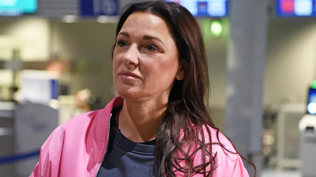 Simone-Ballack-Abflug-der-Kandidaten-der-RTL-TV-Show-ICH-BIN-EIN-STAR-HOLT-MICH-HIER-RAUS-am-Frankfurter-Flughafen-in-Frankfurt-am-Main-am-15-01