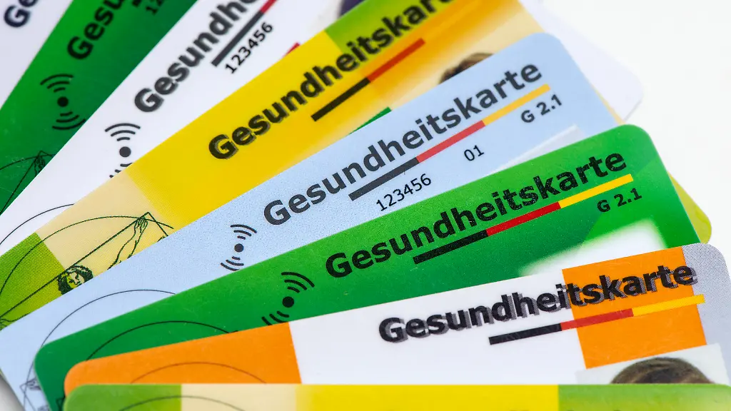 Verschiedene-Gesundheitskarten-von-Krankenversicherungen-liegen-zusammen-als-Symbolbild-fuer-das-Gesundheitssystem-basierend-auf-gesetzlichen-Krankenkassen-NUR-FUeR-REDAKTIONELLE-VERWENDUNG