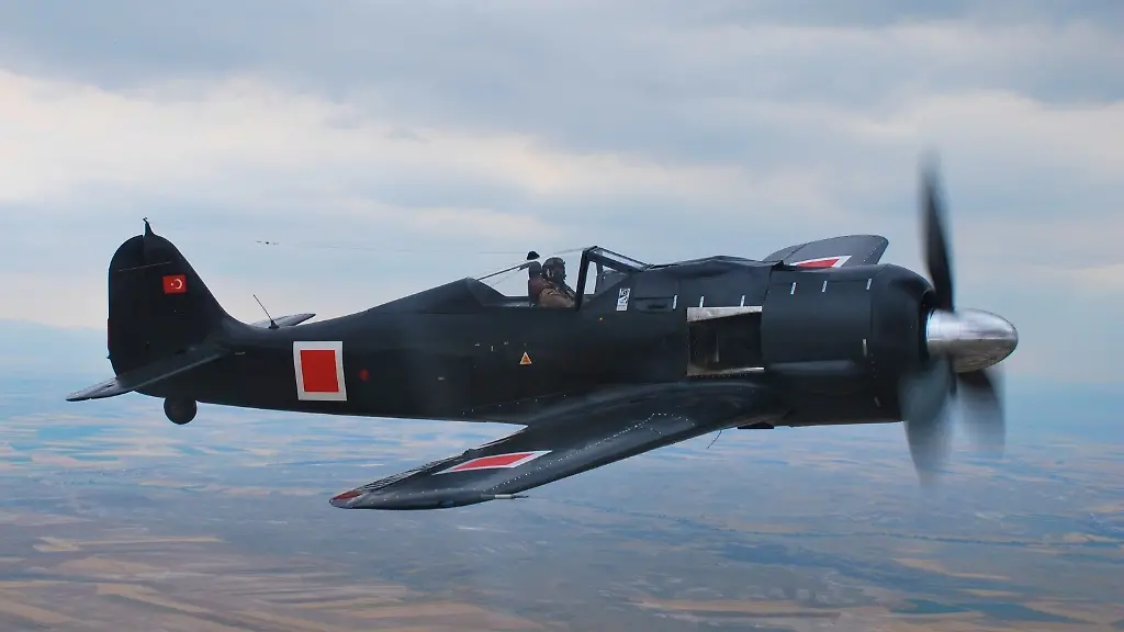 Das-deutsche-Kampfflugzeug-Focke-Wulf-190-Der-Jagdflieger-aus-dem-Zweiten-Weltkrieg-wurde-in-der-Tuerkei-aufwendig-restauriert-und-ist-nun-wieder-flugfaehig