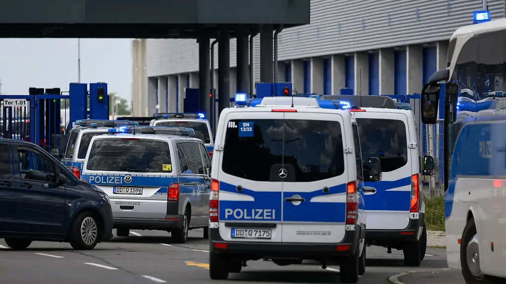 Die-Polizei-ist-am-Flughafen-Leipzig-Halle-weiterhin-mit-zahlreichen-Kraeften-im-Einsatz