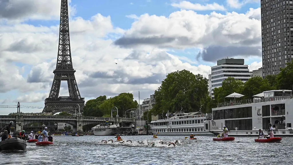 05-08-2026-Frankreich-Paris-Schwimmen-Maenner-Europameisterschaften-5km-Freiwasser-Die-Schwimmer-in-der-Seine-mit-Blick-auf-den-Eiffelturm-im-Hintergrund