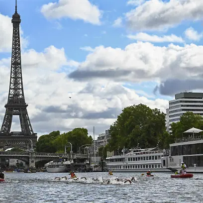 05-08-2026-Frankreich-Paris-Schwimmen-Maenner-Europameisterschaften-5km-Freiwasser-Die-Schwimmer-in-der-Seine-mit-Blick-auf-den-Eiffelturm-im-Hintergrund