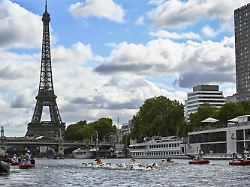 05 08 2026 Frankreich Paris Schwimmen Maenner Europameisterschaften 5km Freiwasser Die Schwimmer In Der Seine Mit Blick Auf Den Eiffelturm Im Hintergrund