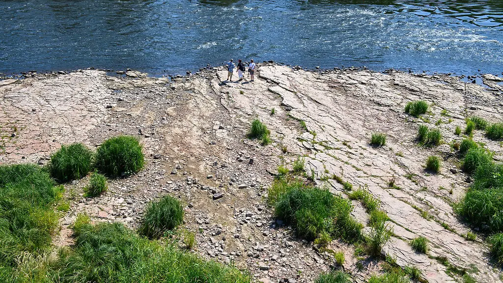 Niedrigwasser-der-Elbe-loest-Verkehrseinschraenkungen-fuer-die-Schifffahrt-aus