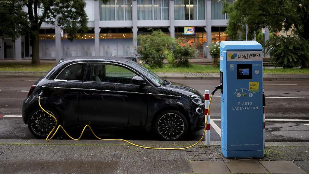 Ladestation-Stadtwerke-Stuttgart-fuer-Elektroautos-Stromtankstelle-E-Tankstelle-E-Mobilitaet-Ladekabel-fuehrt-in-E-Auto-Logo-Stuttgart-Baden-Wuerttemberg-Deutschland