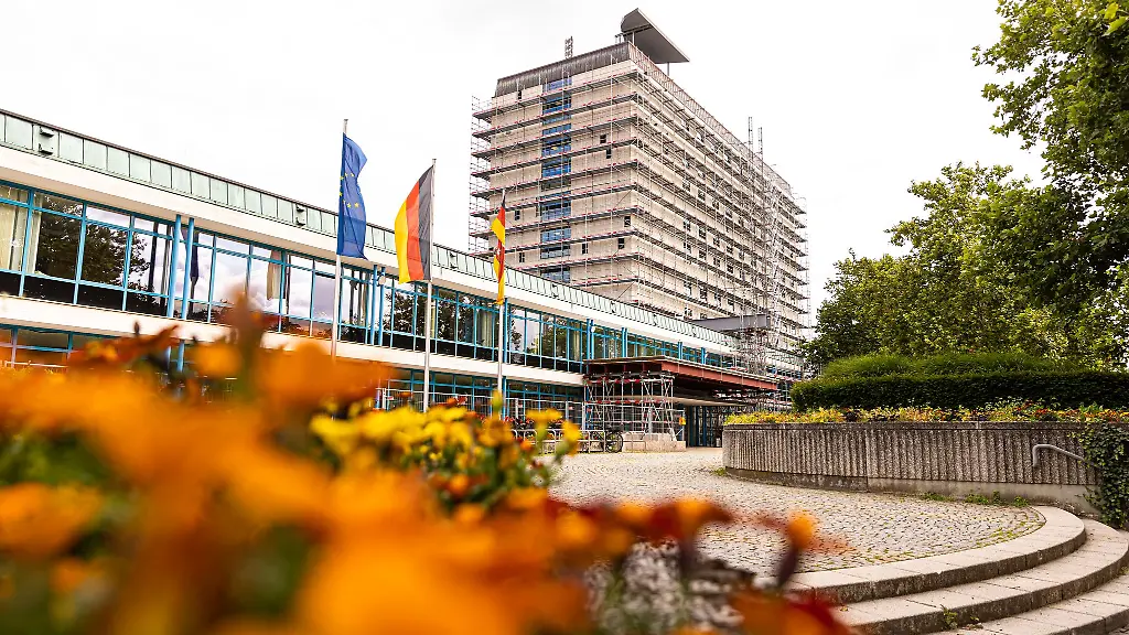 Die-Polizei-rueckte-mit-mehreren-Streifenwagen-zum-Rathaus-aus