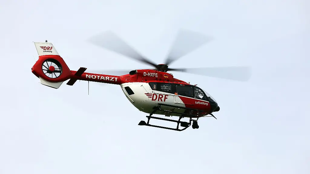 Ein-Rettungshubschrauber-macht-sich-auf-den-Weg-zu-dem-Unfallort