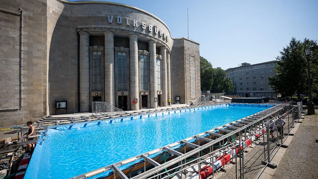 Mitten-in-Berlin-gibt-es-nun-acht-Wochen-lang-ein-besonderes-Schwimmbad