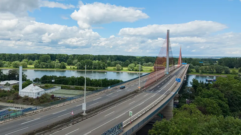 Die-Bonner-Nordbruecke-ist-seit-zwei-Monaten-gesperrt-Nun-startet-der-Abriss-der-maroden-Vorlandbruecke