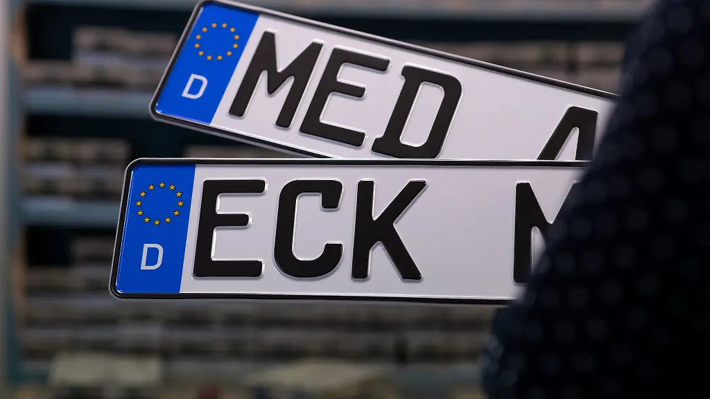 Mit-den-Kennzeichen-fuer-Eckernfoerde-und-Meldorf-druecken-manche-Autofahrer-Heimatverbundenheit-aus