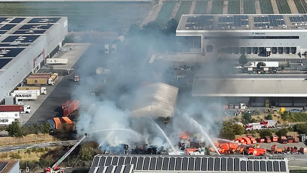 Zahlreiche-Feuerwehrleute-haben-ueber-Stunden-versucht-den-Flammen-Einhalt-zu-gebieten