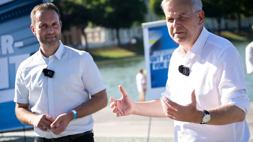 Ministerpraesidentenkandidat-Holm-und-AfD-Spitzenkandidat-Schult-bei-der-Vorstellung-ihrer-Plakatkampagne-fuer-die-Landtagswahl-in-Mecklenburg-Vorpommern