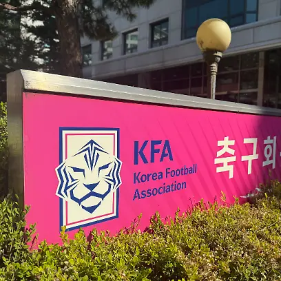 07-08-2026-Suedkorea-Seoul-Ein-Schild-steht-vor-den-Raeumlichkeiten-der-Korea-Football-Association-KFA-in-Seoul-Die-KFA-steht-im-Visier-von-Ermittlungsbehoerden