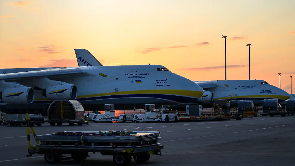 Ukrainische-Antonov-Maschinen-parken-am-Flughafen-Leipzig-Halle-Nach-dem-Drohnenvorfall-in-der-Nacht-zum-Mittwoch-laufen-die-Ermittlungen-Die-fuer-einen-Angriff-ausgeruestete-Drohne-war-nach-Angaben-aus-Sicherheitskreisen-nahe-einer-ukrainischen-Transportmaschine-sichergestellt-worden-Die-Sicherheitsbehoerden-sind-alarmiert