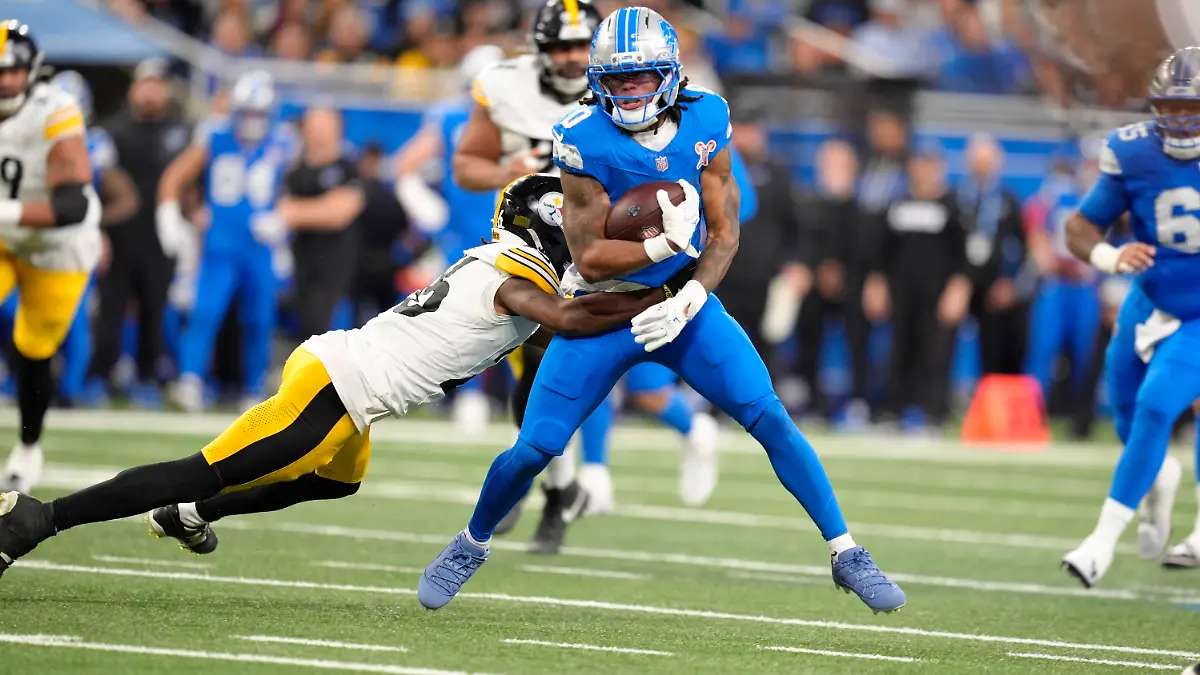 December-21-2025-Detroit-Michigan-USA-December-21-2025-Jahmyr-Gibbs-0-and-Brandin-Echols-26-during-the-Detroit-Lions-vs-Pittsburgh-Steelers-at-Ford-Field-in-Detroit-MI-Brook-Ward-Apparent-Media-Group
