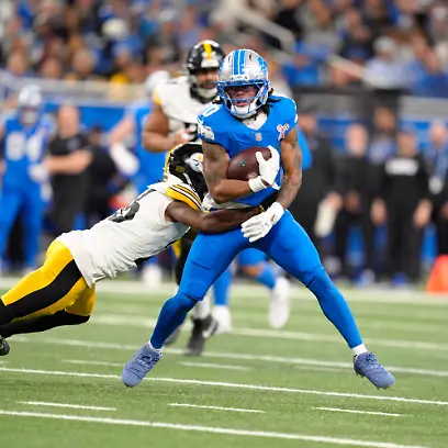 December-21-2025-Detroit-Michigan-USA-December-21-2025-Jahmyr-Gibbs-0-and-Brandin-Echols-26-during-the-Detroit-Lions-vs-Pittsburgh-Steelers-at-Ford-Field-in-Detroit-MI-Brook-Ward-Apparent-Media-Group