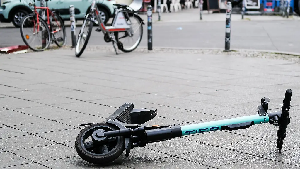 Ein-E-Scooter-liegt-umgekippt-mitten-auf-einem-Gehweg