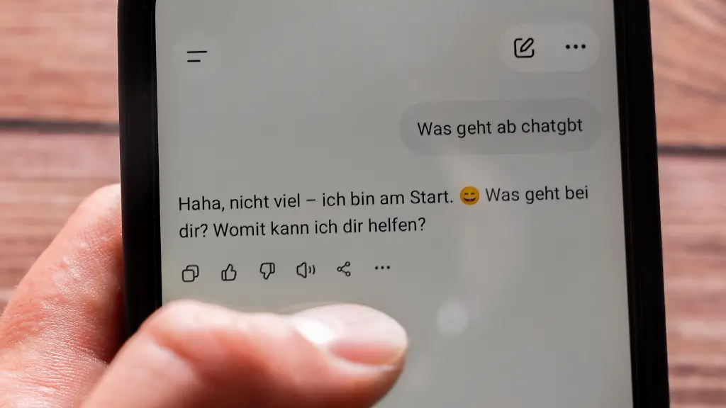 Ein-Smartphone-zeigt-eine-Unterhaltung-mit-ChatGPT-Das-Bild-steht-fuer-Kuenstliche-Intelligenz-digitale-Kommunikation-und-den-Einsatz-von-KI-als-Assistent-fuer-Fragen-Informationen-und-alltaegliche-Aufgaben