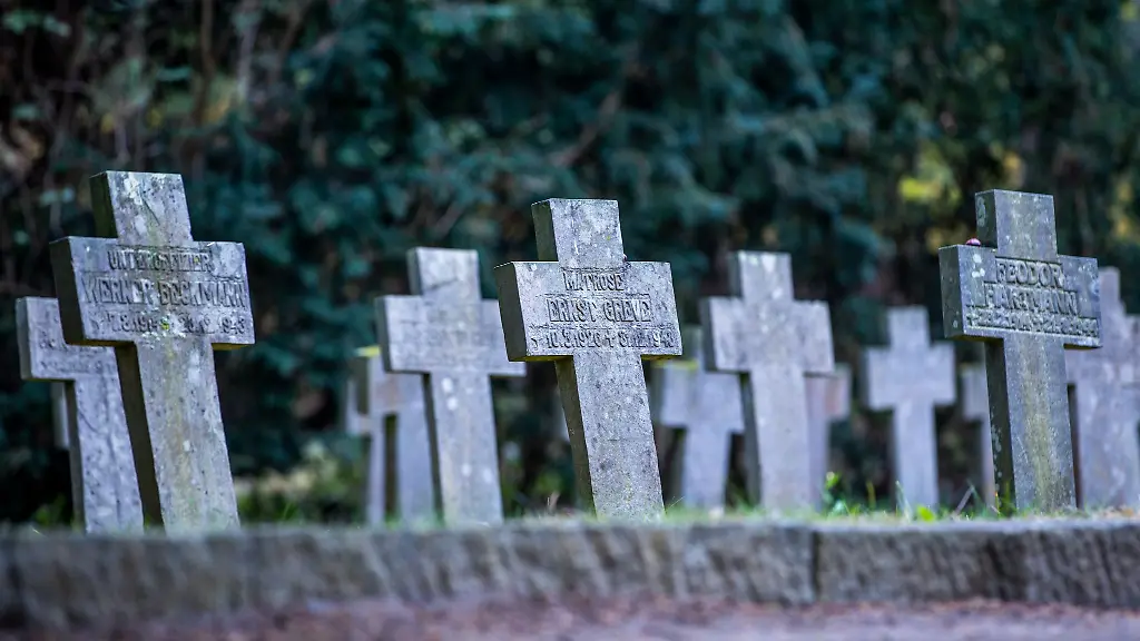 Unbekannte-haben-Kriegsgraeber-auf-dem-Alten-Friedhof-in-Schwerin-geschaendet